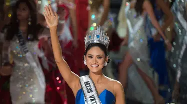 Ekspresi Miss Filipina, Pia Alonzo Wurtzbach usai dinobatkan sebagai pemenang Miss Universe 2015 di The AXIS Las Vegas, AS, Minggu (20/12). Sebelumnya, pembawa acara sempat salah mengumumkan nama Miss Columbia sebagai pemenang. (AFP Photo/VALERIE MACON)