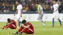 Dua pemain Timnas U-22 duduk termenung setelah pertandingan Sepak Bola Indonesia melawan Malaysia di Stadion Shah Alam, Selangor, Sabtu (26/08). Indonesia kalah 0-1 dari tuan rumah Malaysia di Sea Games 2017. (Liputan6.com/Faizal Fanani)