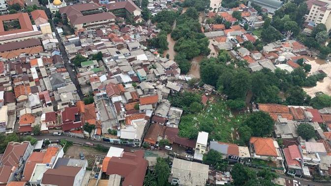 Pantauan udara pada Rabu (1/1/2020) di atas wilayah banjir Kampung Melayu, Jakarta Timur, yang diamati Kepala BNPB Doni Monardo. (Dok Badan Nasional Penanggulangan Bencana/BNPB)