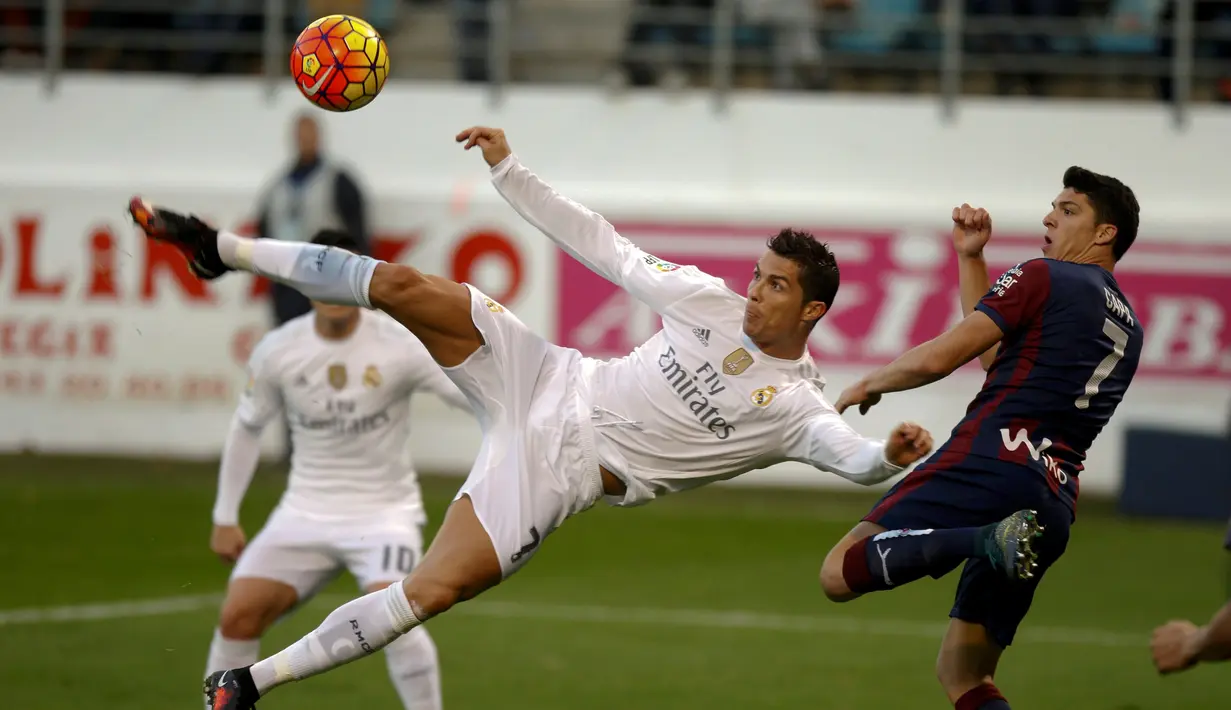 Aksi Cristiano Ronaldo saat bertanding melawan Eibar dalam laga La Liga Spanyol di Stadion Ipurua, Eibar, Spanyol, Senin (30/11/2015) dini hari WIB. (Reuters/Joseba Etxaburu)