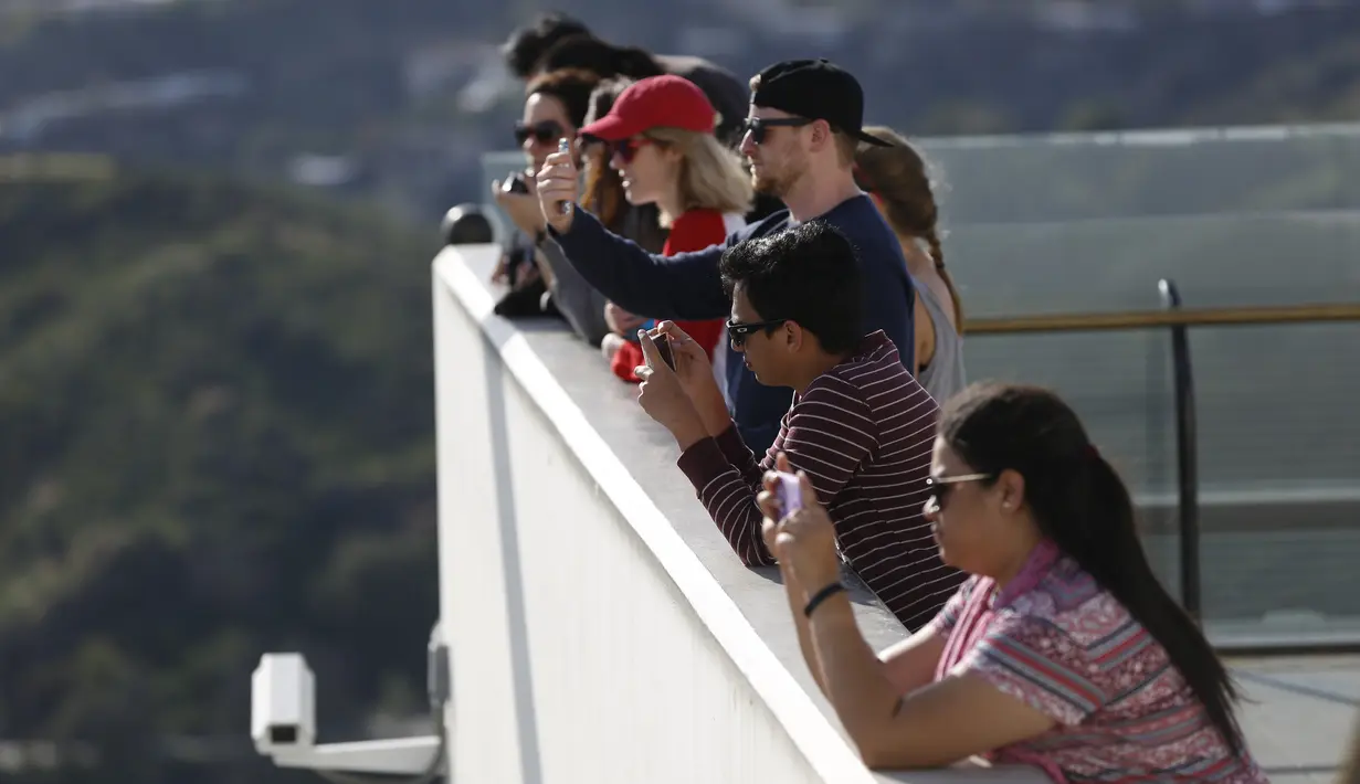 Wisatawan mengabadikan pemandangan Kota Los Angeles dari puncak bangunan Griffith Observatory & Planetarium, California (14/3/2016). (Reuters/ Mario Anzuoni)
