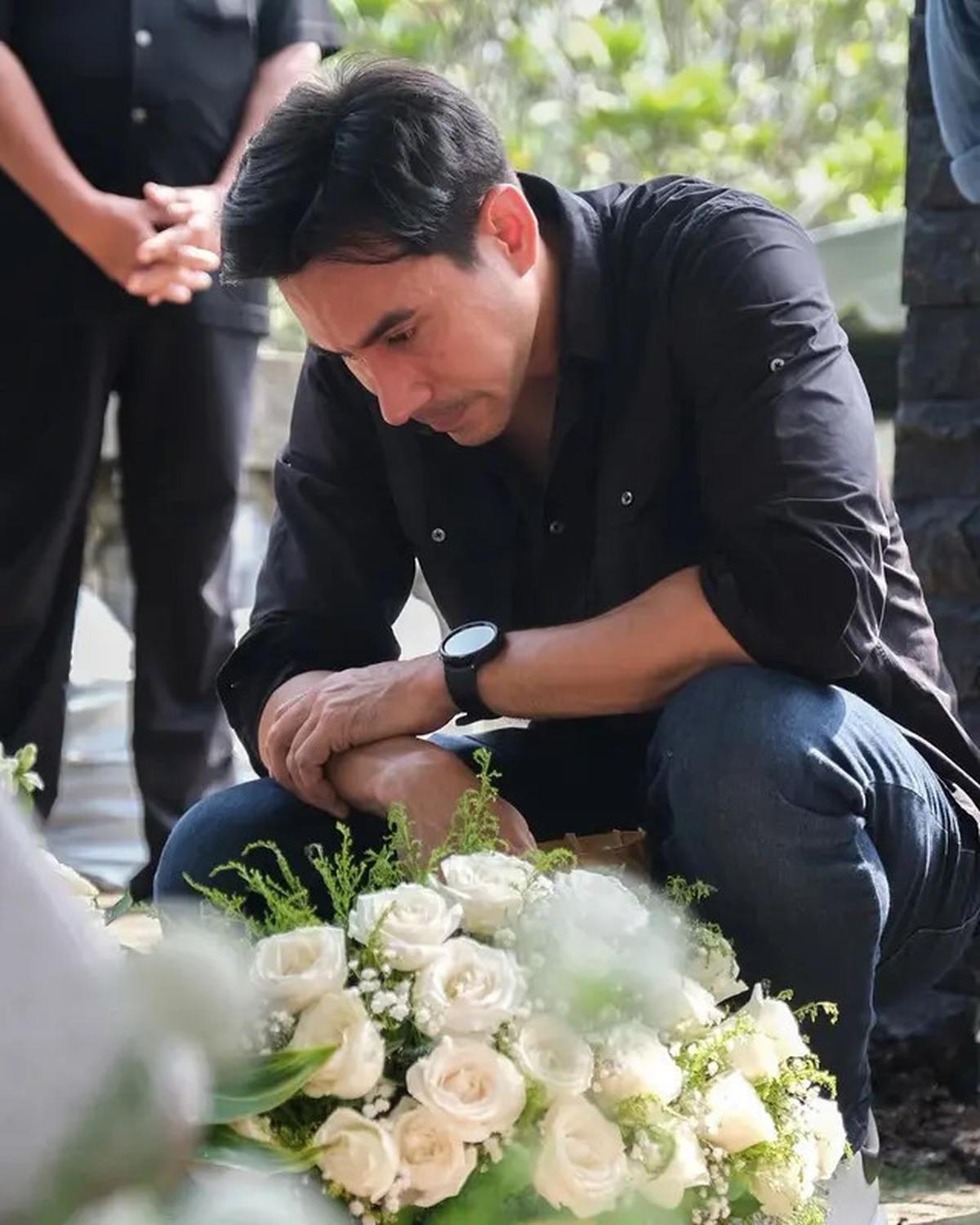 6 Potret Darius Sinathrya Dalam Pemakaman Sang Ayah di Yogyakarta, Donna Agnesia Setia Menemani
