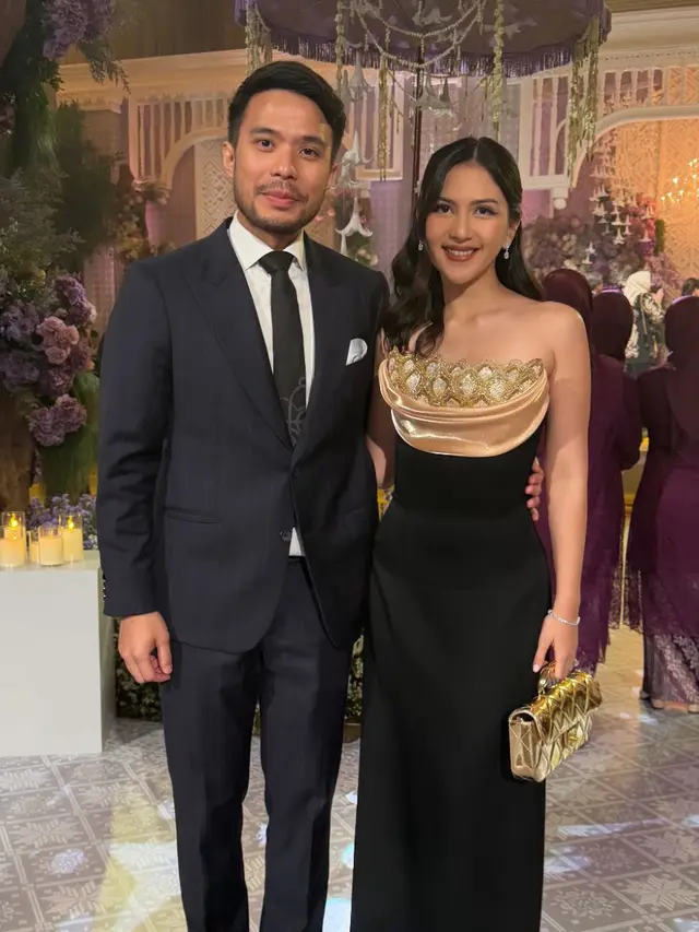 Jessica Mila kenakan gaun hitam strapless saat kondangan. [@jscmila]