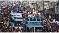Suasana bobotoh menunggu pawai juara Persib di Kota Baru Parahyangan. Mereka rela menunggu dari pukul 09.00-13.00 WIB.