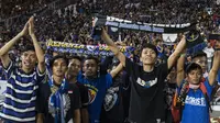 Suporter Arema FC, Aremania, memberikan dukungan saat menonton laga Liga 1 melawan Persija Jakarta di SUGBK, Jakarta, Sabtu (31/3/2018). Persija menangn 3-1 atas Arema FC. (Bola.com/Vitalis Yogi Trisna)