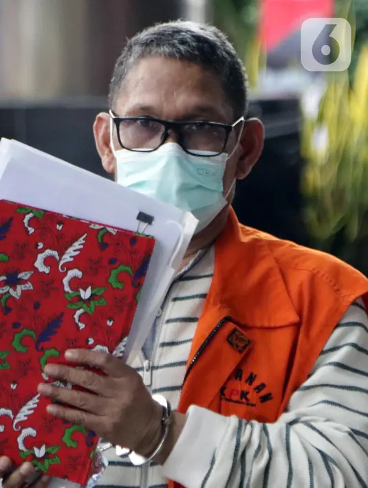 Terdakwa dugaan suap proyek pembangunan di Penajam Paser Utara dan penerbitan perizinan untuk HGU lahan sawit serta perizinan pemecah batu pada Dinas Pekerjaan Umum dan Tata Ruang Penajam Paser Utara, Mulyadi bersiap menjalani sidang lanjutan secara daring melalui Gedung KPK, Jakarta, Kamis (4/8/2022). Mulyadi merupakan mantan Plt. Sekda Penajam Paser Utara (PPU). (Liputan6.com/Helmi Fithriansyah)