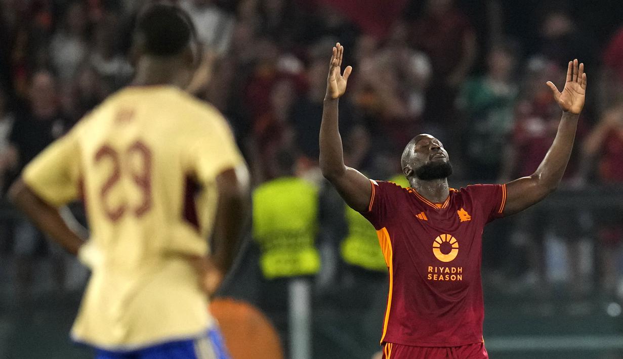 Pemain AS Roma, Romelu Lukaku melakukan selebrasi setelah mencetak gol pembuka ke gawang Servette pada laga Grup G Liga Europa 2023/2024 di Olympic Stadium, Roma, Italia, Jumat (6/10/2023) dini hari WIB. Lukaku berhasil menyumbang satu gol pada laga ini. (AP Photo/Alessandra Tarantino)