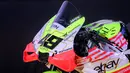 <p>Sedangkan desain batik pada bodi motor terinspirasi langsung dari elemen Sirkuit Pertamina Mandalika, menggabungkan estetika lokal dengan karakter kompetitif dunia balap. Keunikan ini memperkuat daya tarik Indonesian GP di Mandalika, tidak hanya sebagai event olahraga, tapi juga sebagai etalase budaya Indonesia di mata dunia. (Bola.com/Bagaskara Lazuardi)</p>
