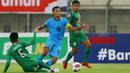 Pemain Persela Lamongan, Eky Taufik (tengah) terjatuh saat berebut bola dengan pemain PSS Sleman, Wahyu Sukarta dalam laga matchday ke-2 Grup C Piala Menpora 2021 di Stadion Si Jalak Harupat, Bandung, Minggu (28/3/2021). Persela bermain imbang 0-0 dengan PSS Sleman. (Bola.com/M Iqbal Ichsan)