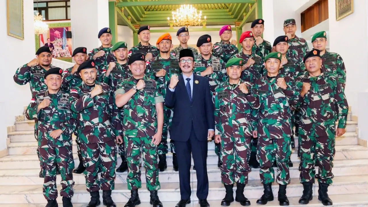 Duta Besar RI untuk Arab Saudi Agus Maftuh Abegebriel (tengah-depan)bersama sejumlah pasukan TNI di Arab Saudi. (Istimewa)