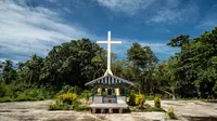 Seorang misionaris menjejakkan kaki pertama kali di sebuah pulau di Papua Barat untuk menyebarkan agama Kristen di sana. Puing-puing gereja adalah peninggalannya. (dok. Kementerian Pariwisata/Dinny Mutiah)