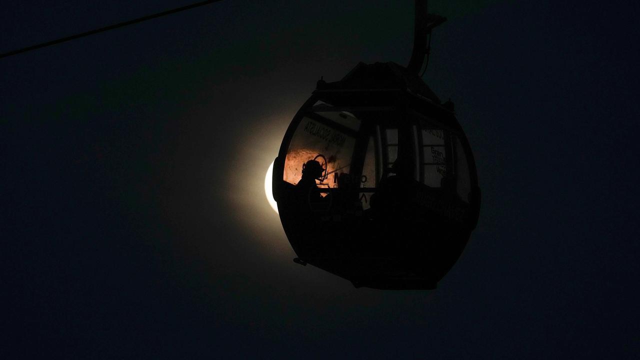 FOTO: Supermoon Wolf Moon Awali Fenomena Langit Tahun 2026