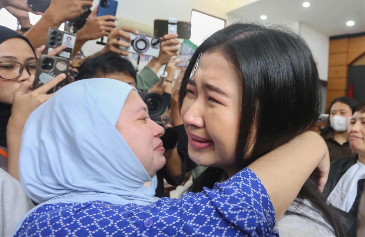 FOTO: Laras Faizati Bebas Bersyarat Usai Sidang Vonis Penghasutan