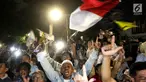 Pendukung Calon Presiden no urut 02 Prabowo Subianto bersorak di depan Rumah Kertanegara, Jakarta, Rabu (17/4). Pada pidatonya Prabowo Subianto mendeklarasikan kemenangannya dari hasil real count BPN di Pilpres 2019 pada angka 62%. (Liputan6.com/Johan Tallo)