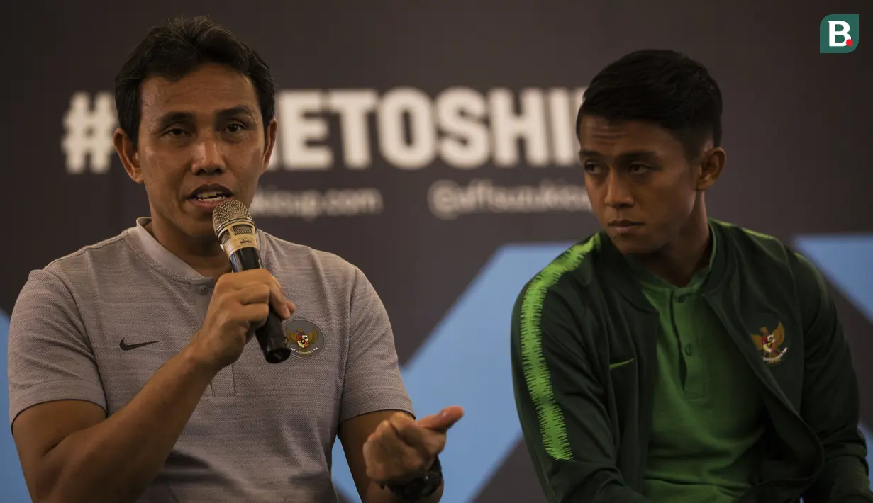 Pelatih Timnas Indonesia, Bima Sakti, bersama Febri Hariyadi saat tur trofi Piala AFF di Mall Kota Kasablanka, Jakarta, Minggu (4/11). Timnas Indonesia akan memulai Piala AFF melawan Singapura pada 9 September. (Bola.com/Vitalis Yogi Trisna)