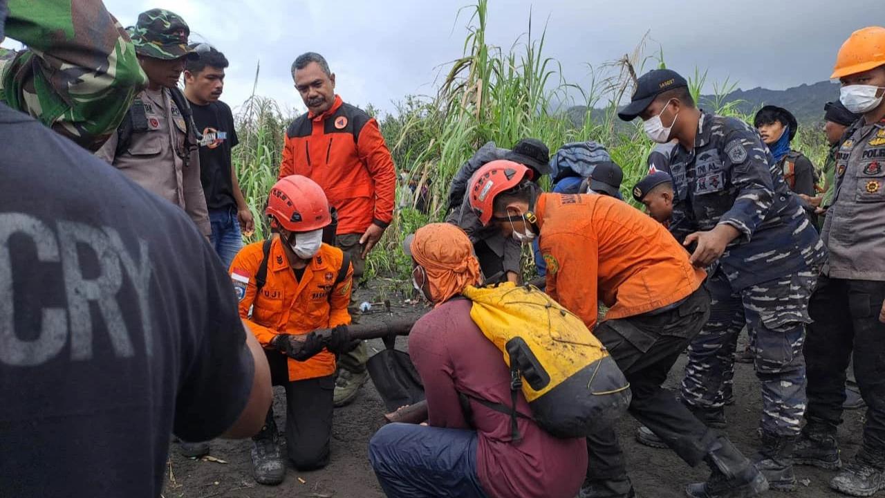 FOTO: Tim SAR Temukan Pendaki Korban Erupsi Gunung Dukono