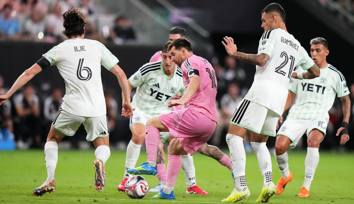 Messi adalah kasus langka seorang pemain yang masih aktif bermain tetapi namanya diabadikan sebagai nama tribun stadion oleh klubnya. (AP Photo/Lynne Sladky)
