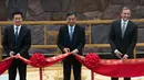 (Ki-ka) Walikota Shanghai Han Zheng, Wakil Perdana Menteri China Wang Yang dan CEO Walt Disney, Bob Iger, memotong pita merah saat upacara pembukaan untuk Shanghai Disney Resort di Shanghai, Tiongkok, (16/6). (AFP Photo/Johannes Eisele)
