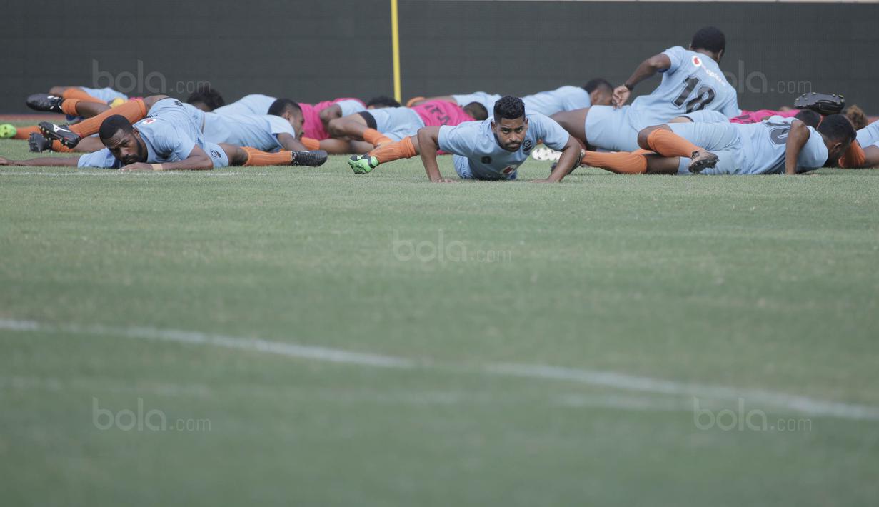 Pemain Timnas Fiji saat melakukan sesi latihan jelang laga melawan Indonesia di Stadion Patriot, Bekasi, Jumat, (1/9/2017). Fiji akan menjalani laga Persahabatan melawan Indonesia. (Bola.com/M Iqbal Ichsan)