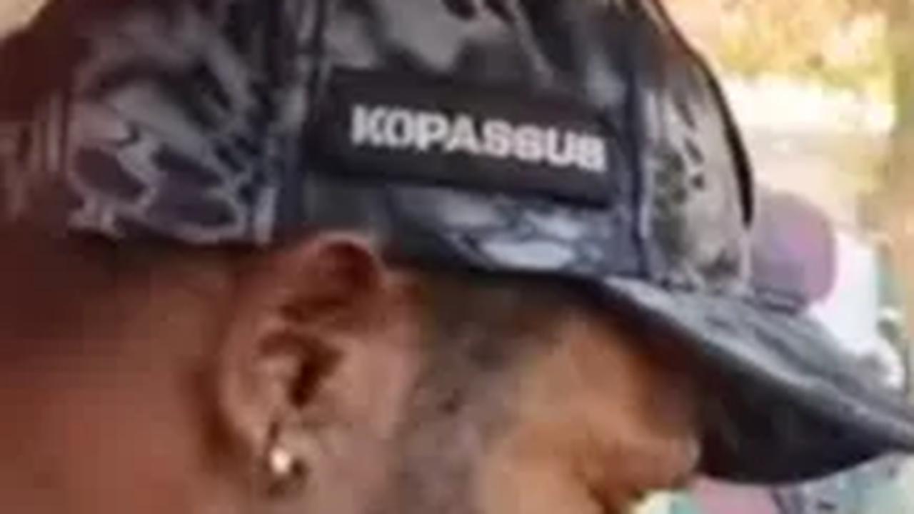 Tiba-tiba Panglima Perang Suku Dani Moro Kogoya Sambangi Markas Kopassus, Saat di Pos jaga Langsung Disetop TNI Berbaret Merah