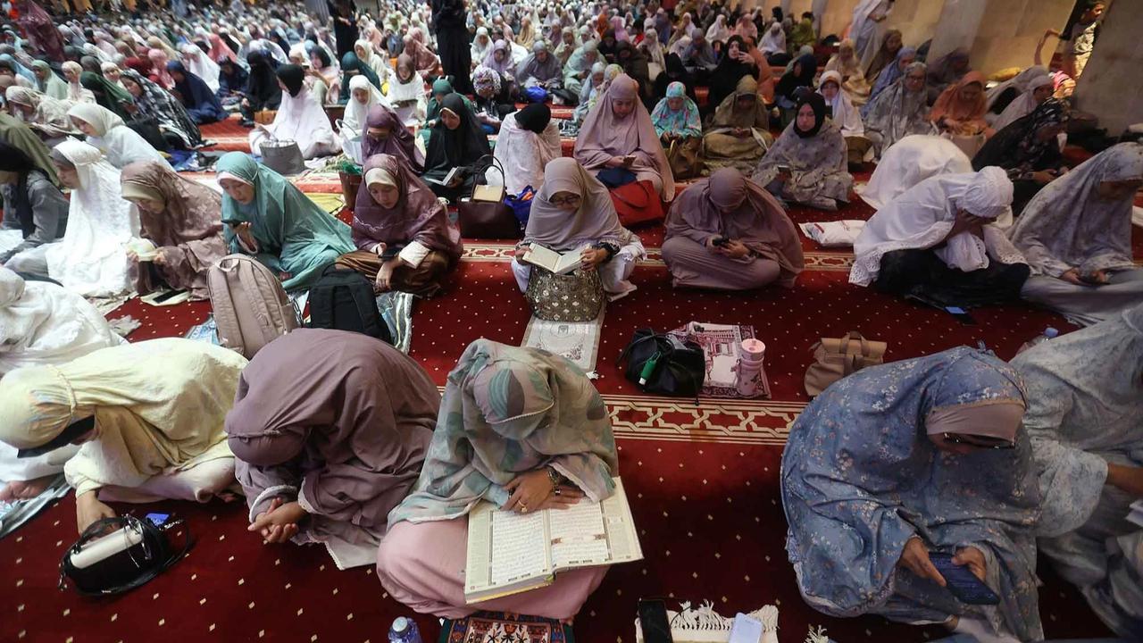 FOTO: Ribuan Jemaah Padati Masjid Istiqlal pada Tarawih Perdana Ramadan 1447 H