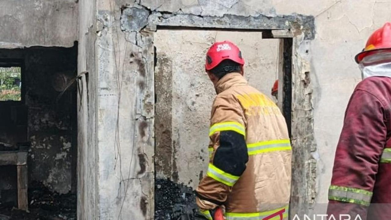 Kebakaran Cianjur: Tiga Mobil Damkar Padamkan Api yang Lahap Belasan Rumah di Pacet