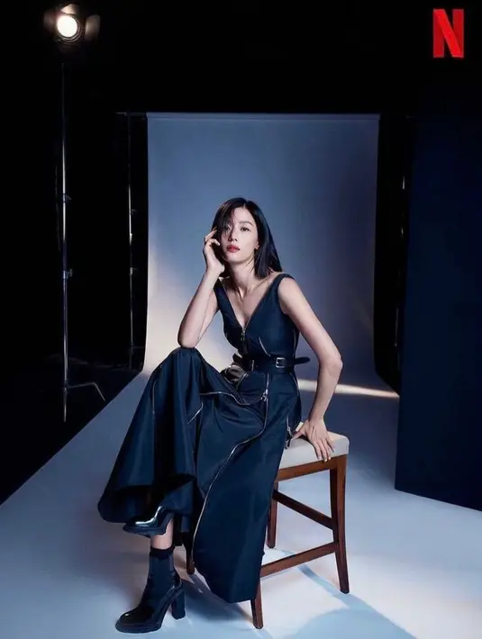 Gaya glamor Jun Ji Hyun dalam balutan outfit Alexander McQueen FW 2021 RTW Collection. Imej berkelasnya semakin bertambah dengan pulasan makeup bold dan lipstik merah. (Instagram/junjihyunonly).