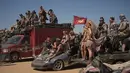 Para peserta menonton kontes baju renang selama festival Wasteland Weekend di Gurun Mojave, North Edwards, California, AS, Sabtu (28/9/2019). (Agustin Paullier/AFP)