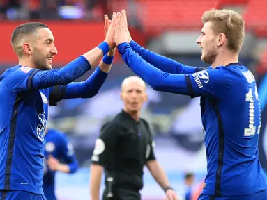 Gelandang Chelsea, Hakim Ziyech (kiri) melakukan selebrasi bersama Timo Werner usai mencetak gol ke gawang Manchester City dalam laga semifinal Piala FA 2020/2021 di Wembley Stadium, London, Sabtu (17/4/2021). Chelsea menang 1-0 atas Manchester City. (AFP/Adam Davy/Pool)