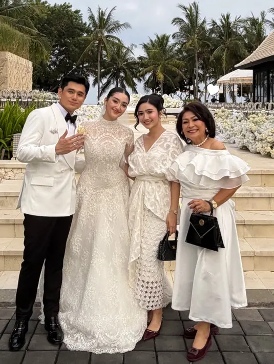 Febby Rastanty juga hadir saat pemberkataan mengenakan atasan putih kerah v neck dipadukan rok warna senada. [@febbyrastanty]