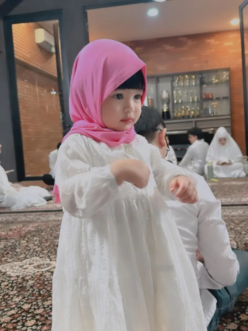 Potret Imut Ameena Anak Atta Halilintar dan Aurelie Hermansyah Pakai Hijab Pink dan Berponi, Lucu Bak Boneka Hidup