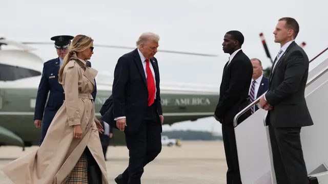 Pesan Tersirat dari Mantel Burberry Melania Trump Saat Mendarat di Inggris