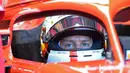 Pebalap Ferrari, Sebastian Vettel mendapatkan layanan pit saat latihan bebas pertama sesi kualifikasi F1 GP di Sirkuit Hockenheim, Jerman, Sabtu (21/7). Vettel berhasil meraih posisi start terdepan (pole position). (AP Photo/Jens Meyer)