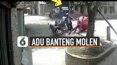 Kejadian tak terduga dialami pengendara motor ini karena menabrak mesin molen cor.