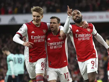 Penyerang Arsenal, Alexandre Lacazette (kanan) berselebrasi usai mencetak gol ke gawang Leicester City pada pertandingan lanjutan Liga Inggris di Stadion Emirates, di London, Senin (14/3/2022). Arsenal menang atas Leicester City 2-0. (AP Photo/Kirsty Wigglesworth)