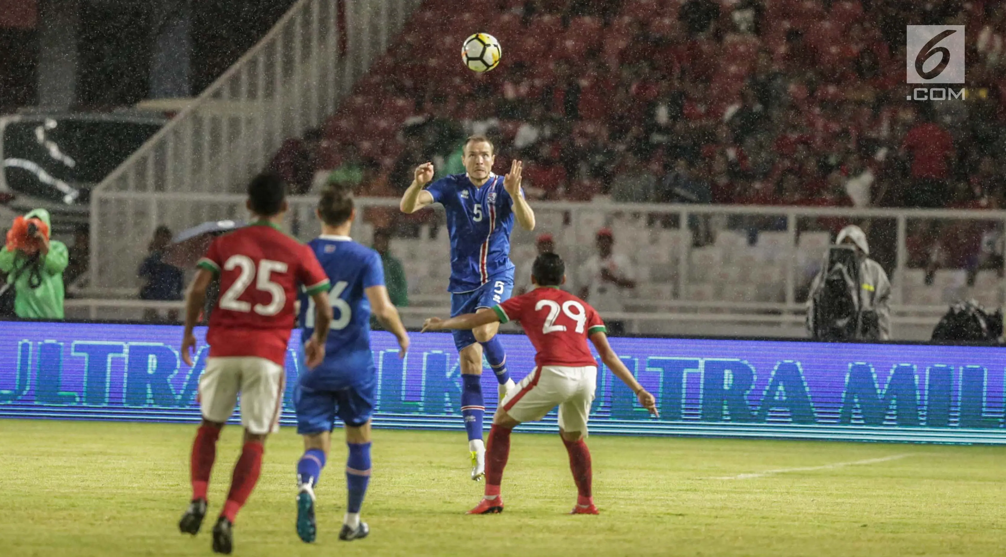 Timnas Indonesia saat bertemu Timnas Islandia di Stadion Utama Gelora Bung Karno (SUGBK), Senayan, Minggu (14/12018)