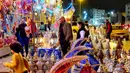 Warga Libya berbelanja lentera tradisional yang digunakan untuk dekorasi selama bulan puasa Ramadan di ibu kota Tripoli pada tanggal 3 Maret 2024. (Mahmud Turkia/AFP)