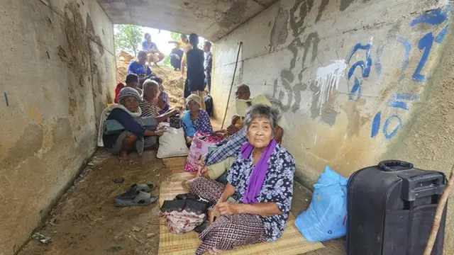 Warga Thailand yang melarikan diri akibat bentrokan antara tentara Thailand dan Kamboja mengungsi di Provinsi Surin, Thailand, pada Kamis, (24/7/2025).