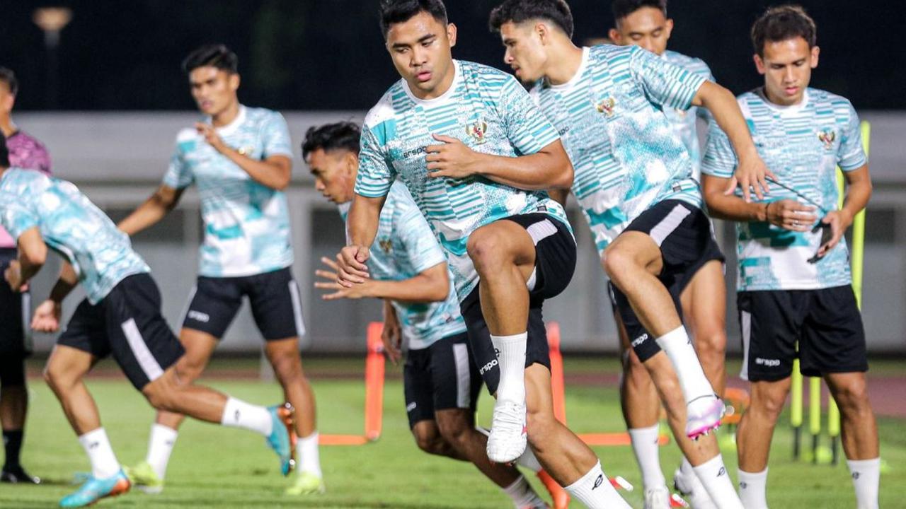 Sejumlah pemain Timnas Indonesia menggelar latihan&nbsp;di Stadion Madya, Gelora Bung Karno, Rabu (20/3/2024). Latihan ini dilakukan menjelang pertandingan melawan Vietnam dalam lanjutan Kualifikasi Piala Dunia 2026 Zona Asia. Bola.com/Bagaskara Lazuardi
