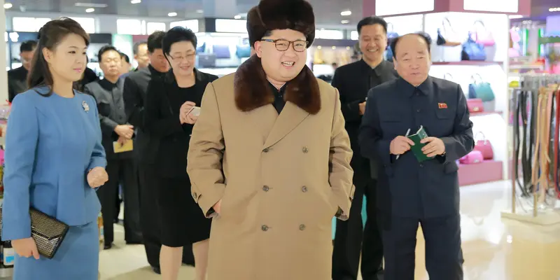 20160328-Kim-Jong-un-Main-ke-Mall-Korea-Utara-Reuters