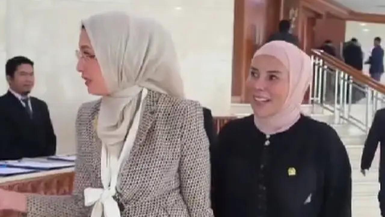 4 Gaya Outer Arzeti Bilbina, Modest Fashion ala Politisi yang Stylish dan Beretika