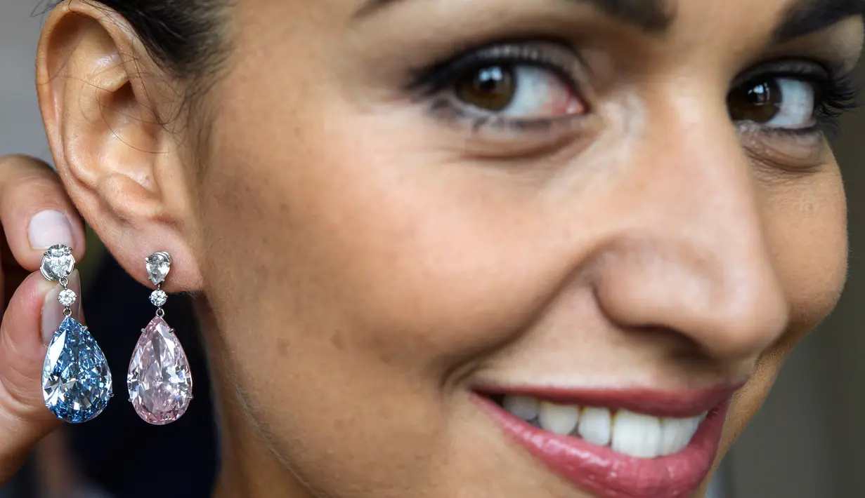 Model memperlihatkan sepasang anting berlian Apollo dan Artemis dalam pratinjau pers Balai lelang Sotheby’s di Jenewa, 11 Mei 2017. Sepasang anting berlian itu terjual dengan rekor harga tertinggi sekitar Rp763 miliar. (Martial Trezzini/Keystone via AP)