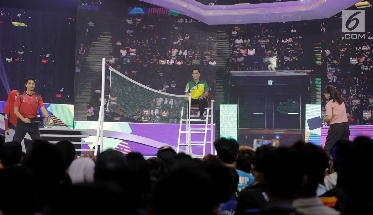 Suasana pertandingan bulutangkis antara Susi Susanti dan Alan Budikusuma melawan artis Ricky Harun dan Ria Ricis di Konser Energi Asian Games 2018 di Studio 6 Indosiar, Jakarta, Kamis (8/3). (Liputan6.com/Faizal Fanani)