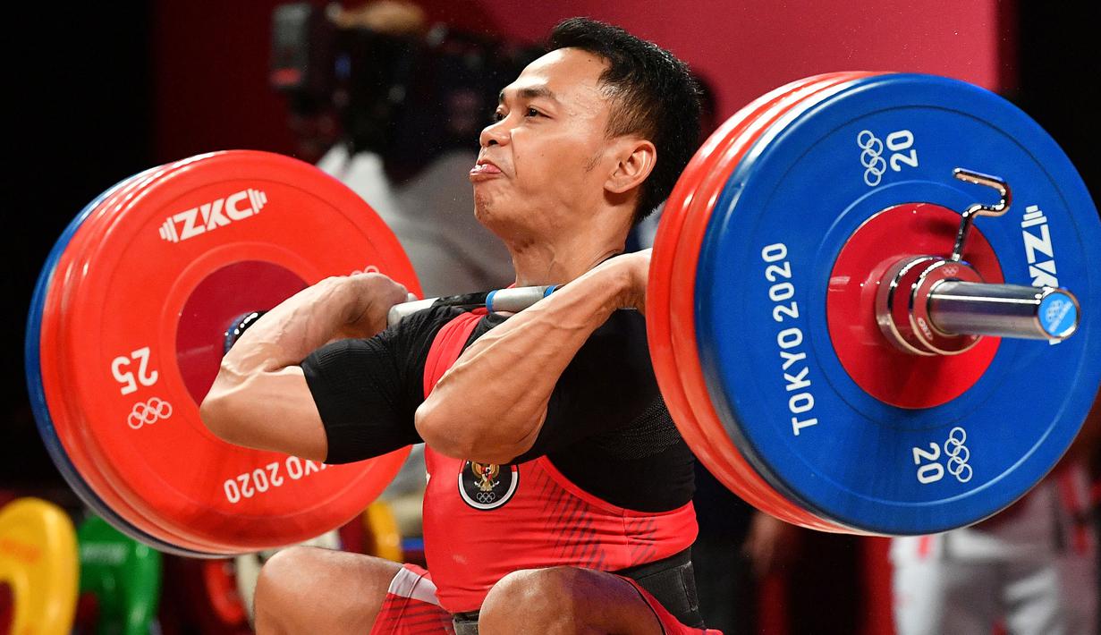 Berlanjut di angkatan clean and jerk, Eko tanpa kesusahan berhasil mengangkat 165 kg. Namun Ia kembali disalip oleh Li Fabian setelah berhasil mengangkat 172 kg. (Foto: AFP/Vincenzo Pinto)