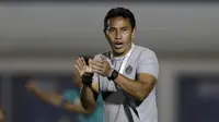 Pelatih Timnas Indonesia U-16, Bima Sakti Tukiman, saat laga melawan Kepulauan Mariana Utara di Stadion Madya, Jakarta, dalam penyisihan Grup G kualifikasi Piala AFC U-16 2020. (Bola.com/Yoppy Renato)