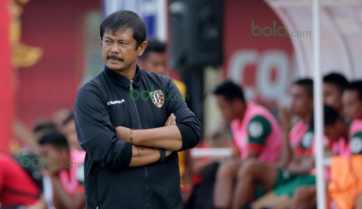 Indra Sjafri pelatih Bali United saat melawan PSS Sleman pada turnamen sepak bola Bali Island 2016 di Stadion Gelora Samudra, Kuta Bali, Selasa (23/2/2016).  (Bola.com/Peksi Cahyo)