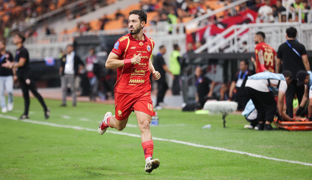 Pemain baru Persija Jakarta, Jean Mota ketika baru masuk saat timnya melawan PSM Makassar pada pekan ke-22 BRI Super League 2025/2026 yang berlangsung di Jakarta International Stadium (JIS), Jumat (20/2/2026) malam WIB. (Bola.com/Abdul Aziz)