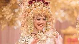 Dulu, penampilan Teuku Ryan dan Ria Ricis saat menikah ini disebut mirip pernikahan ala kerajaan. Kebahagiaan terpancar dari sang Youtuber dipinang pria asal Aceh itu. (Liputan6.com/IG/@riaricis)