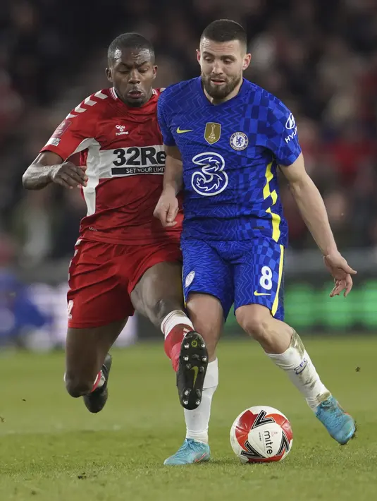 Bek Middlesbrough, Anfernee Dijksteel berusaha merebut bola dari gelandang Chelsea, Mateo Kovacic selama pertandingan perempat final Piala FA di Stadion Riverside, di Middlesbrough, Inggris, Minggu (20/3/2022). Chelsea menang atas Middlesbroug  2-0. (AP Photo/Jon Super)