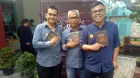 Abdel Achrian, Laksamana Chokky dan Sutan Eries Adlin saat peluncuran buku mereka, Anak Pancong